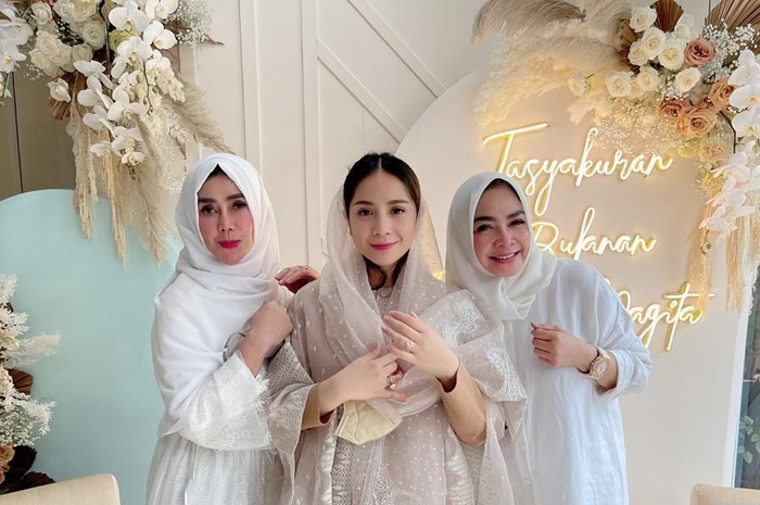 Ibunda Raffi Ahmad (kiri) kehilangan sosok tercinta. Foto unggahan Amy Qanita bikin Melly Goeslaw syok. 