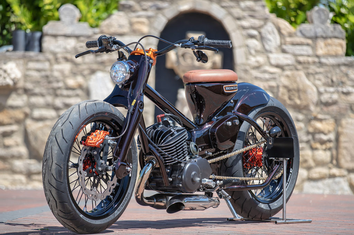 Modifikasi street cub berbodi Honda C70 pakai mesin 2-tak Yamaha DT250MX.