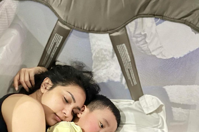 Perasaan artis sinetron Weni Panca hancur saat dikabari sang suami meninggal dunia di kamar mandi.