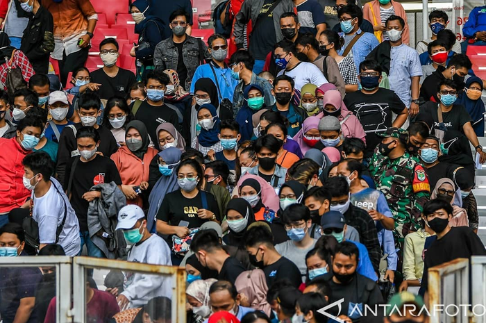Warga antre untuk mengikuti vaksinasi COVID-19 massal di Stadion Utama Gelora Bung Karno, Senayan, Jakarta, Sabtu (26/6/2021).⁣ Pemerintah resmi menerapkan PPKM Darurat Jawa dan Bali.