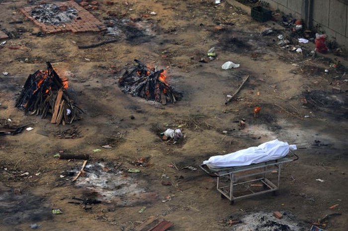 Jenazah pasien Covid-19 diantrikan dalam kremasi massal di India