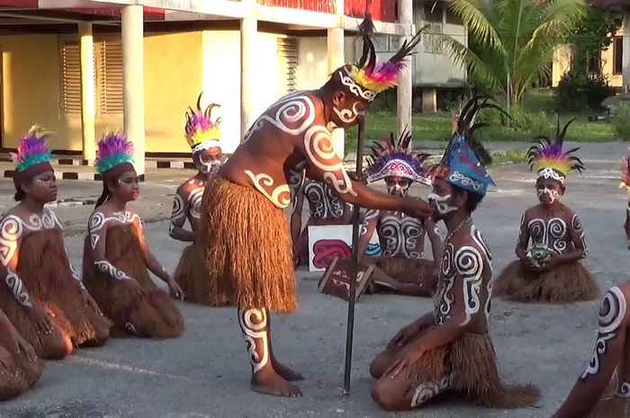 Suku Biak di Papua Barat, yang terkenal pelaut ganas tapi pandai berdagang.