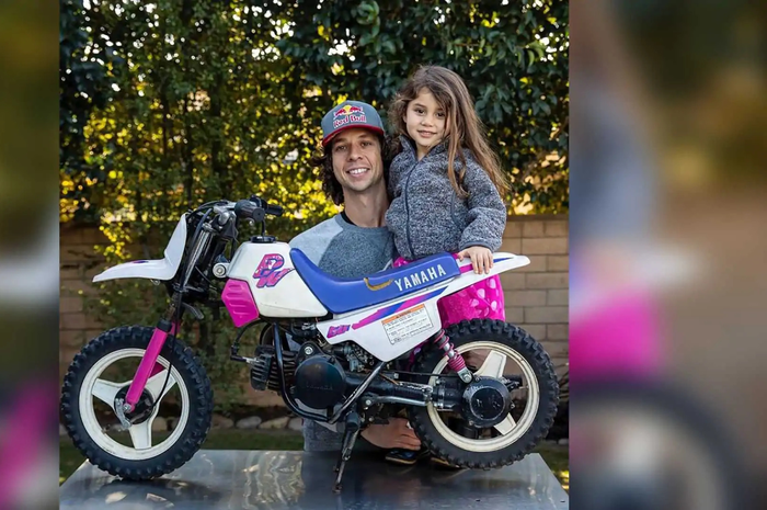 Wow, pria ini merestorasi motor mini Yamaha 2-tak sebagai kado putri kesayangannya!