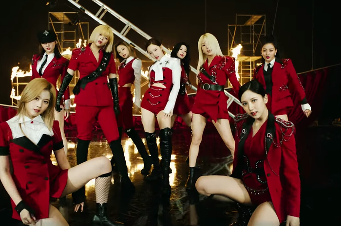 TWICE di Video Musik 'Perfect World'
