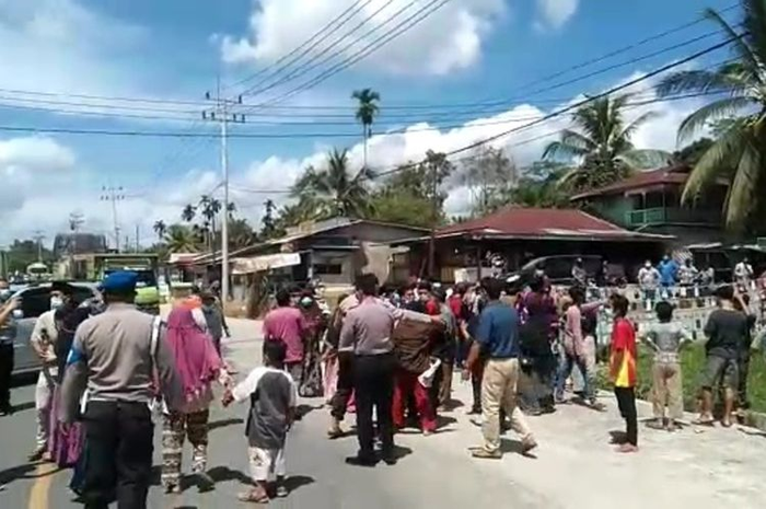 Kerusuhan yang terjadi saat pihak keluarga hendak menjemput paksa jenazah pasien Covid-19