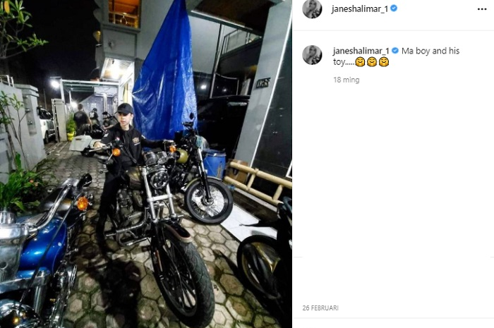 Anak Jane Shalimar pose di atas motor, dijamin bikin cewek klepek-klepek