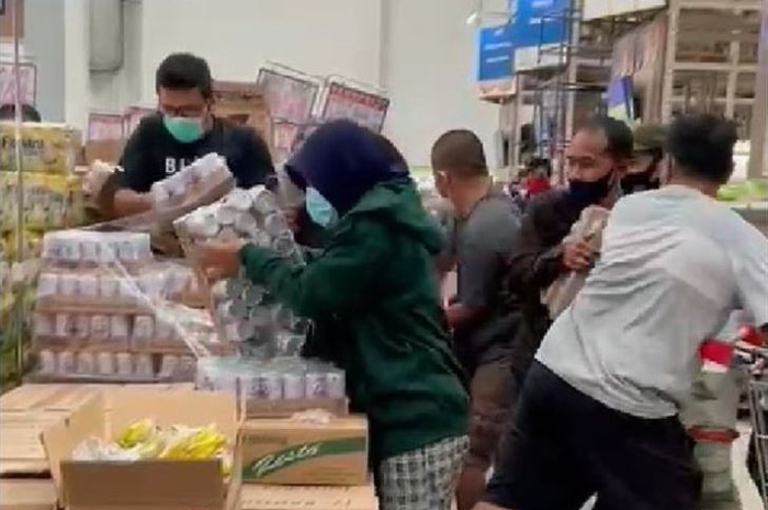Cuplikan video viral masyarakat panic buying susu beruang