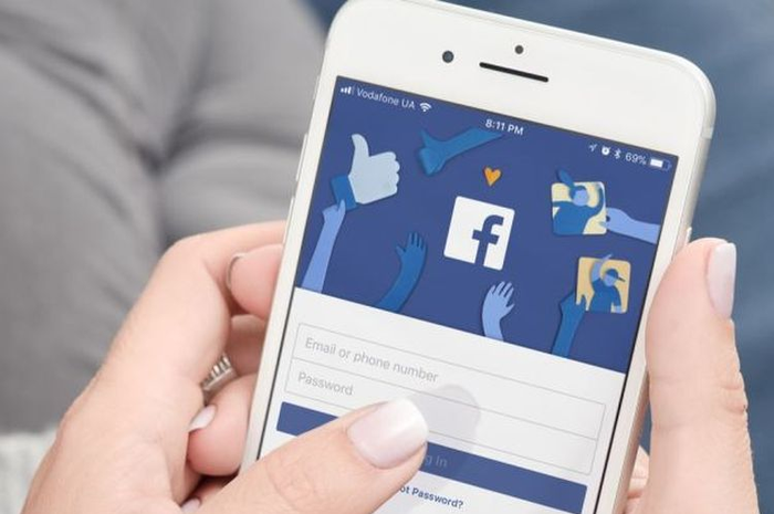 Ilustrasi memasukan password di Facebook