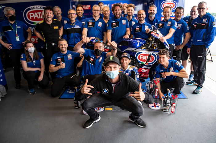 Pesta kemenangan Yamaha di WSBK Inggris 2021 bubar diphoto bomb Michael van der Mark yang statusnya pembalap WSBK dari tim BMW