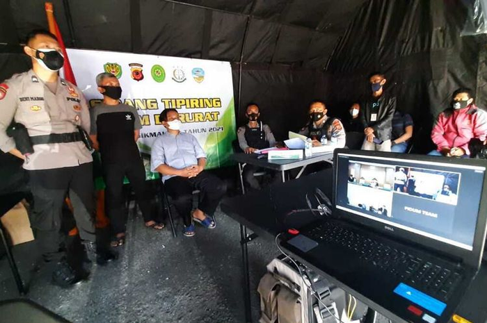 Potret persidangan virtual tukang bubur di Tasikmalayang yang nekat langgar PPKM Darurat