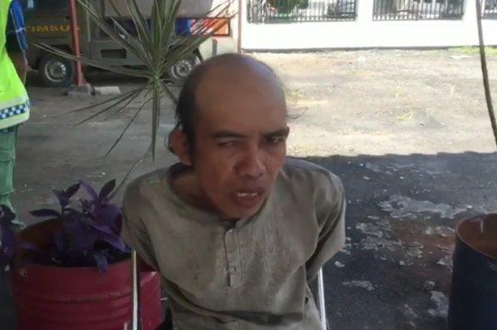 Pria yang ada video viral dan bikin keributan di Jalan Raya Rengasbandung, Desa Karangsambung, Kecamatan Kedungwaringin, Kabupaten Bekasi.