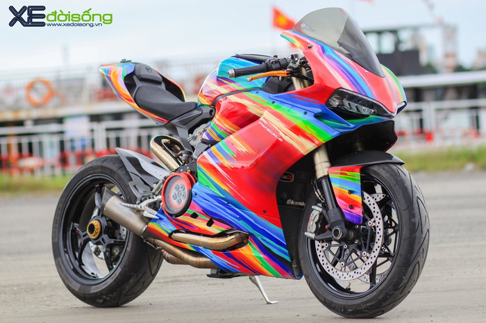 Modifikasi Ducati 899 Panigale penuh warna ala pelangi, tampil cute sekaligus tetap sporty.