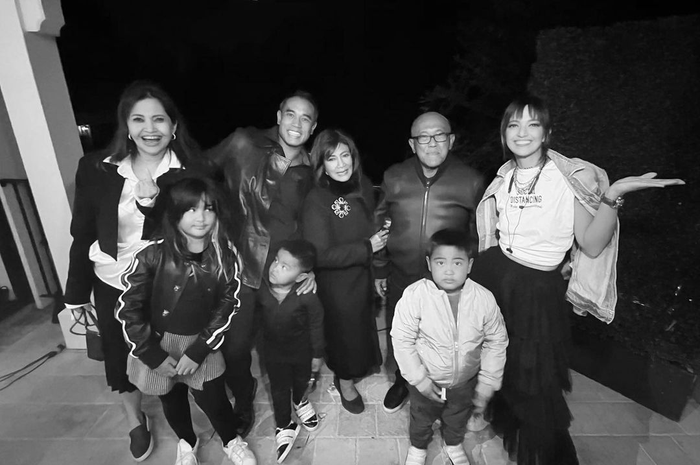 Keluarga Aburizal Bakrie saat liburan dengan Nia Ramadhani. Anak Aburizal Bakrie dan mantunya, Nia Ramadhani ditangkap polisi karena narkoba.