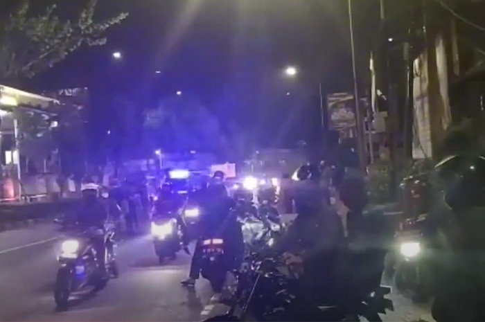 Video puluhan Paspampres mendatangi Mapolres Jakarta Barat, buntut adu mulut dengan anggota kepolisian.