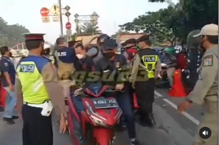Begini buntut adu mulut antara Paspampres dengan Polisi saat penyekatan PPKM Darurat di Daan Mogot, Jakarta Barat, (7/7/2021).