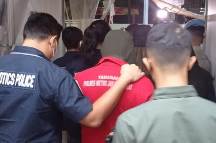 Foto sopir Nia Ramadhani memakai baju tahanan beredar. Di depannya, Ardi Bakrie juga memakai baju tahanan warna merah.