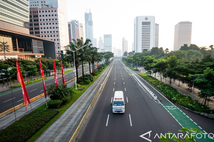 Suasana Jalan Jend. Sudirman, Jakarta Pusat yang lengang saat PPKM Darurat mulai diberlakukan.  ⁣ 1-2) 