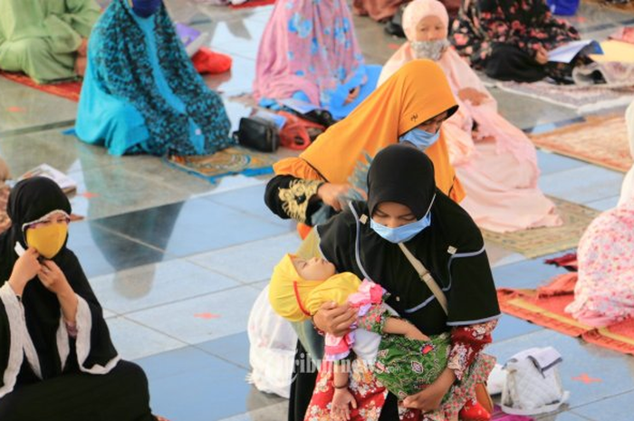 Ribuan umat muslim melaksanakan Sholat Iduladha di Masjid Agung Jawa Tengah (MAJT), Jumat (31/7/2020).