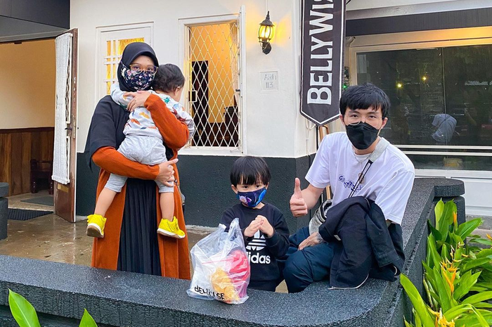 Foto bareng dokter Tirta dengan mantan istrinya,  dokter Medisca Rhoza. Dokter Tirta blak-blakan sebut ogah rujuk karena alasan ini.