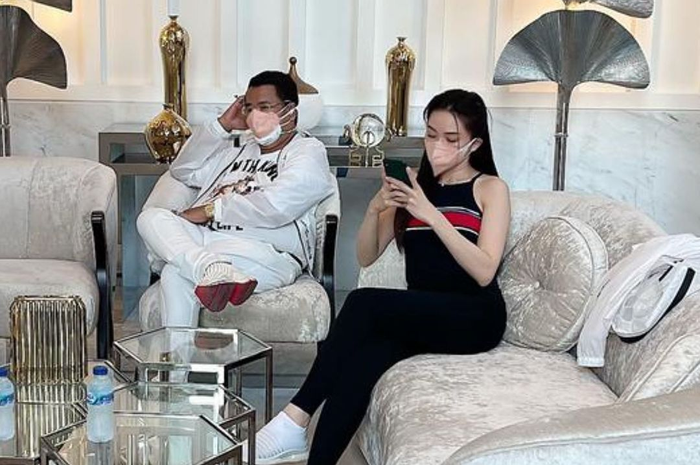 Hotman Paris Hutapea saat bersama salah seorang asisten pribadinya. Sahabat Melaney Ricardo ini banjir kritik saat tampil bareng dr Lois Owien.