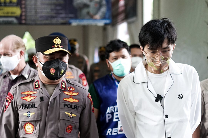 Dokter Tirta bersama Kapolda Metro Jaya, Irjen Fadhil Imran. Sebelum ditangkap, dr. Lois Owien diminta lakukan ini. Tapi, permintaan itu ditolak.