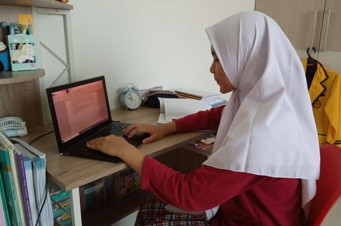 Ilustrasi siswa melaksanakan pembelajaran jarak jauh (PJJ)