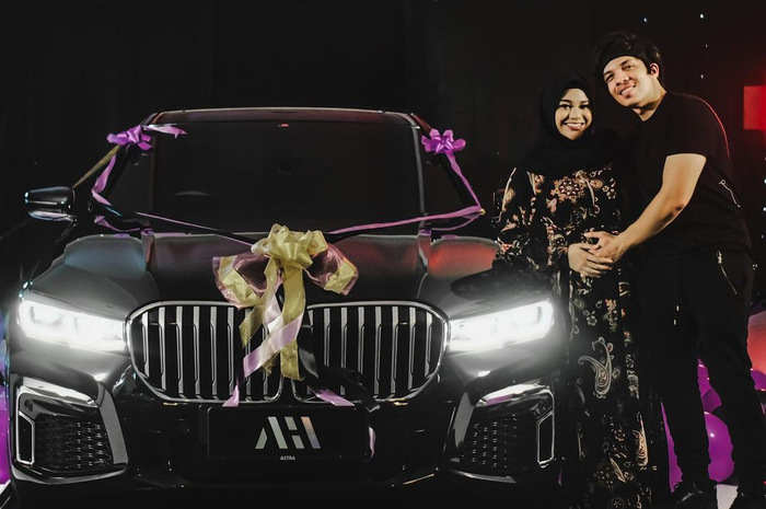 Atta Halilintar berikan kado mewah berupa mobil untuk Aurel Hermansyah yang merayakan ulang tahunnya ke-23 tahun.