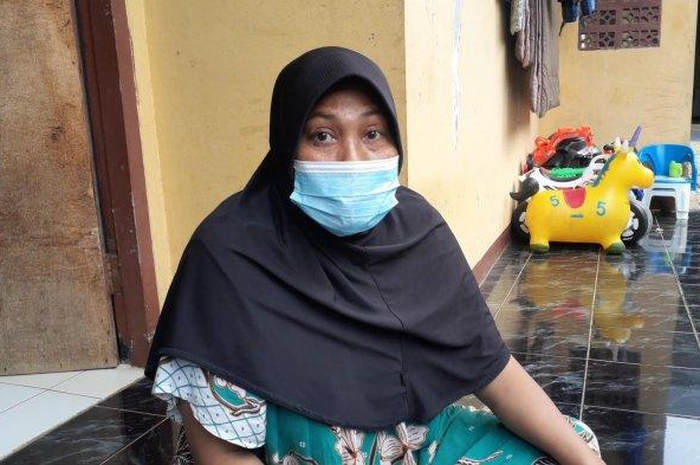 Dahyana, istri Muslim saat ditemui di kediamannya di kawasan RT 2 RW 2 Desa Suradita, Cisauk, Tangerang, Sabtu (10/7/2021). 
