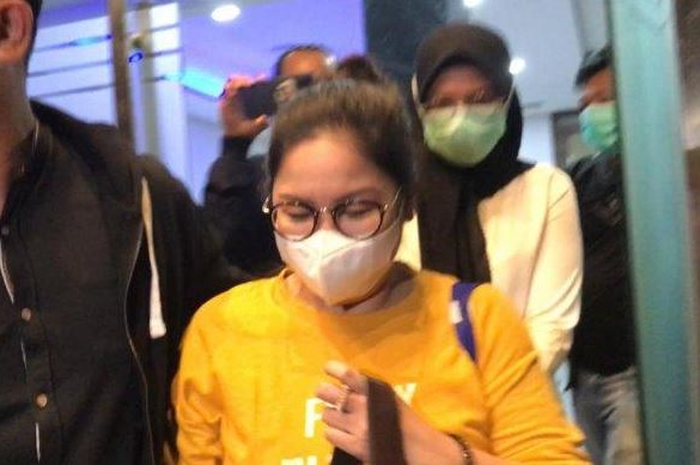 Dokter Lois keluar dari ruang penyidik Ditreskrimsus Polda Metro Jaya, Senin (12/7/2021) pukul 18.58 WIB.
