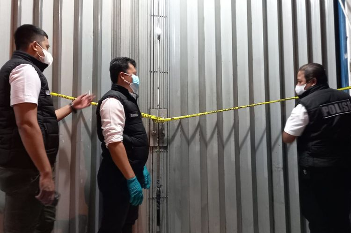 Polisi menutup sebuah gudang obat milik PT. ASA pada Jumat (9/7/2021) lantaran kedapatan menimbun obat-obatan yang digunakan dalam penanganan Covid-19. Gudang berlokasi di Jalan Peta Barat, Kalideres, Jakarta Barat.