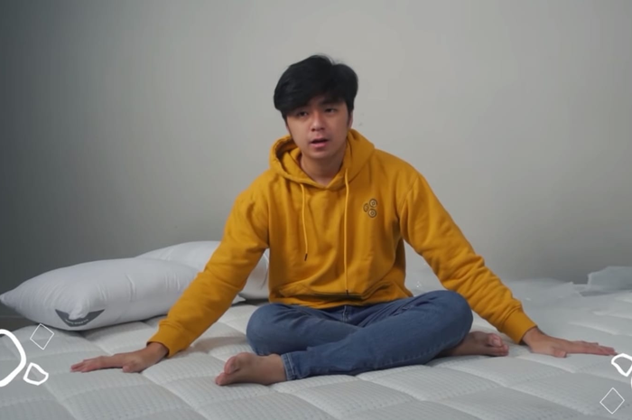 Kevin Hendrawan sedang bikin konten untuk vlog-nya!