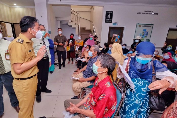 Wali Kota Solo Gibran Rakabuming Raka mengungkapkan bahwa dirinya positif Covid-19 meskipun sudah medapatkan 2 kali vaksin corona.