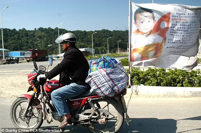 Lebih dari 20 tahun mencari keberadaan anaknya, pria di China ini berhasil kembali berkumpul dengan buah hatinya.