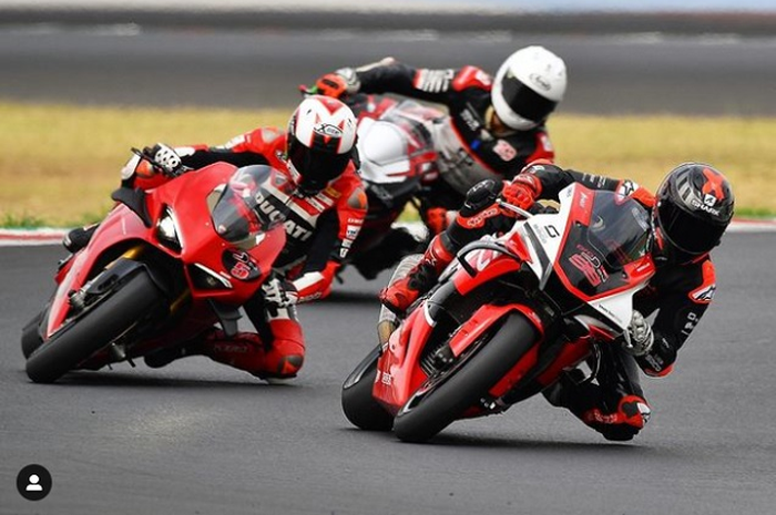 Mantan pembalap MotoGP, Jorge Lorenzo kembali di atas motor bersama test rider Ducati, Michele Pirro, pertanda apa?