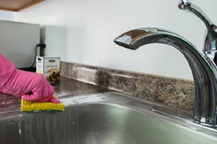 Membersihkan wastafel dengan bahan dapur