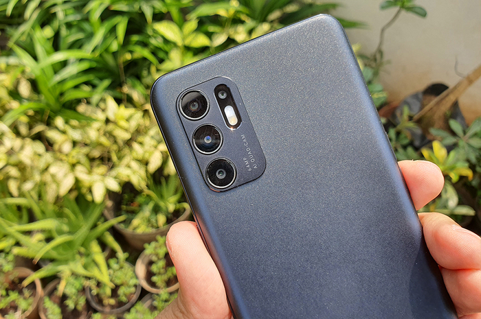 Tonjolan kamera belakang HP OPPO Reno6