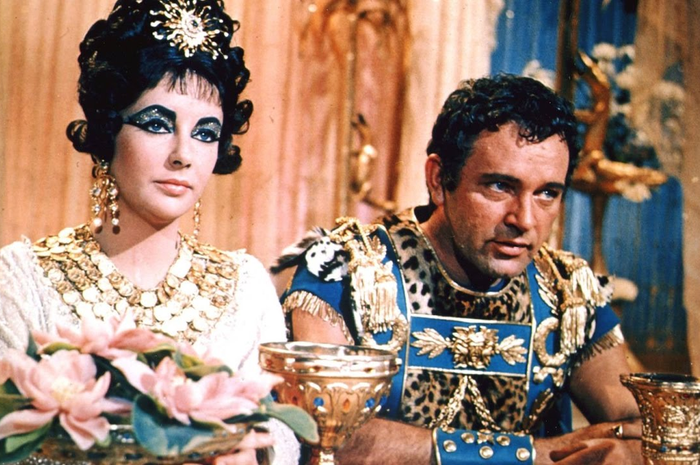 Cleopatra dan Mark Antony dalam film Cleopatra (1963)
