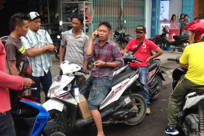 Ilustrasi debt collector. Serius nih, debt collector alias penagih hutang bisa langsung tarik motor kreditan tanpa harus sidang dahulu.
