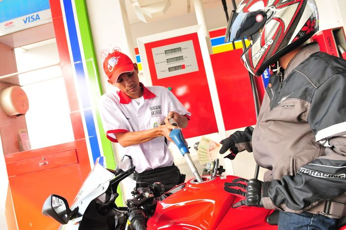 Foto ilustrasi. Saat mengisi bensin dan kemudian membayar namun tidak dapat uang kembalian? Begini SOP dari Pertamina.