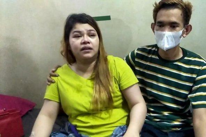 Riana (baju kuning) korban diduga penganiayaan oleh oknum Satpol PP Gowa saat operasi PPKM mikro. Ia disebut tak mengandung oleh petugas medis. Ia lalu mengaku, tukang urut lah yang menyebut dirinya tengah hamil. 