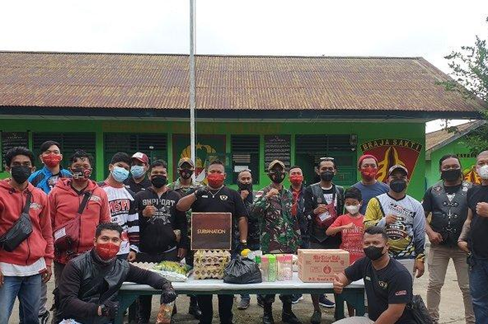 KAMPUNG MOSSO, Para Bikers di Kota Jayapura memberikan sembako untuk warga Kampung Mosso melalui Satuan Tugas TNI Pamtas  RI-PNG Yonif 131/Brs Pos Mosso, Minggu (18/7/2021) siang. 