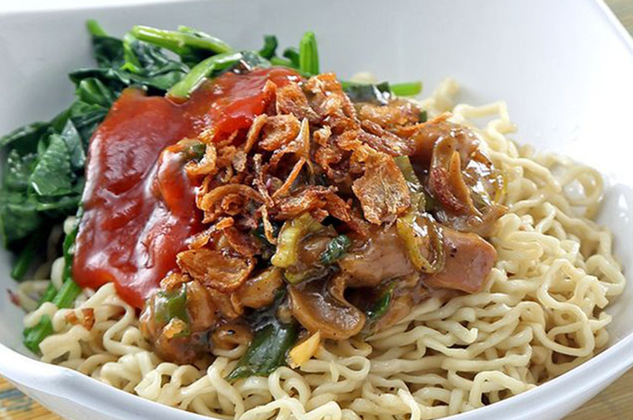 Makan mi ayam.