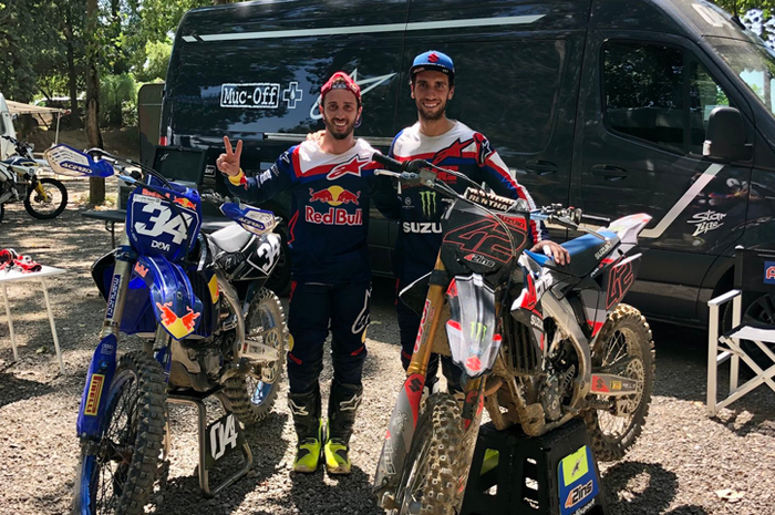 Pembalap Team Suzuki Ecstar Alex Rins (kanan) kepergok latihan bareng dengan Andrea Dovizioso (kiri) di trek motocross Dorno Italia