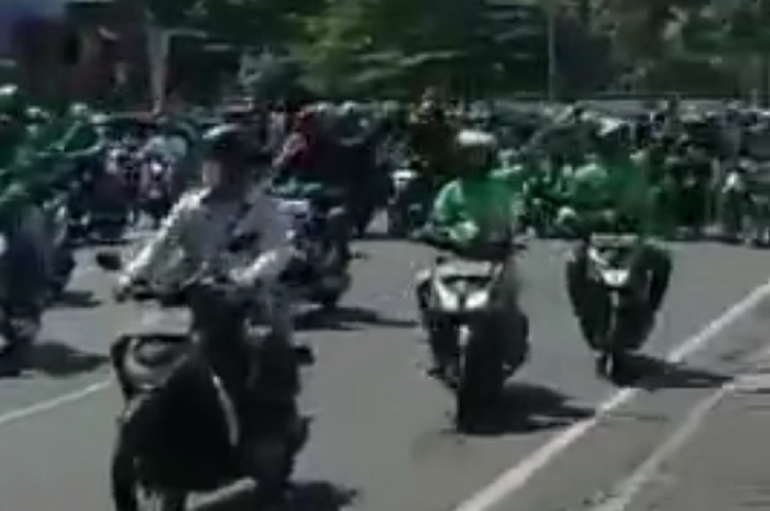 Tangkapan layar video ratusan driver ojol di Bandung protes kebijakan PPKM.