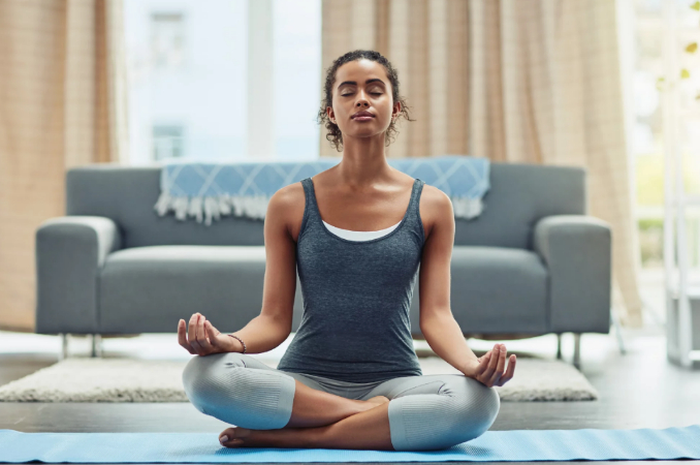 Ilustrasi yoga di rumah