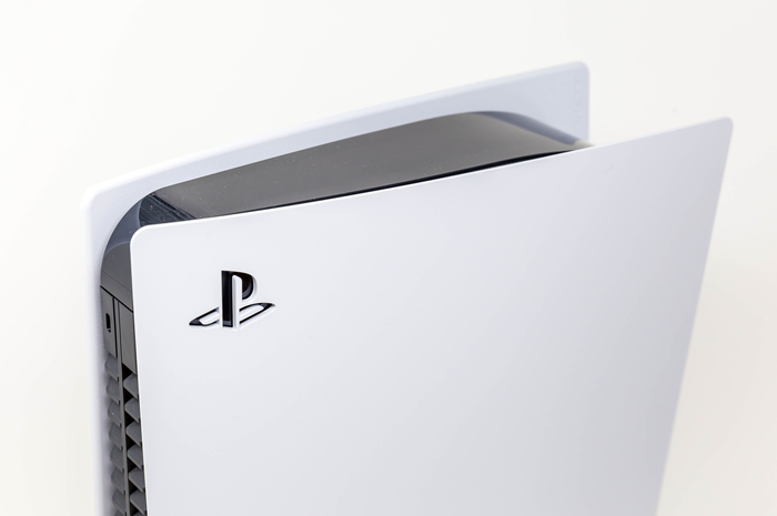 Ilustrasi gambar close up konsol game PS5