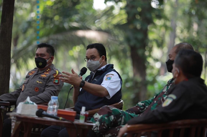 Gubernur DKI Jakarta Anies Baswedan menerapkan PPKM Level 4 di wilayah Ibu Kota. Fotografer pun telan pil pahit. 