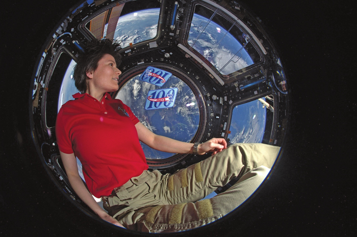 Astronot ESA Italia Samantha Cristoforetti berpose di modul Cupola Stasiun Luar Angkasa Internasional untuk menandai hari ke-200 di luar angkasa pada 2015.