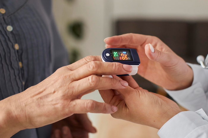 Mengukur nilai saturasi oksigen dalam darah dengan menggunakan oximeter.