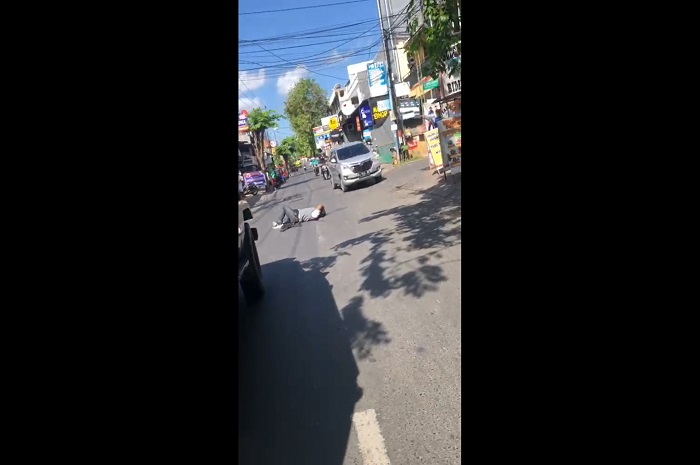 Korban tergeletak ditebas debt collector pakai parang, berlumuran darah.